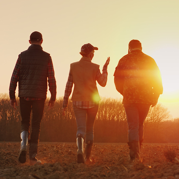 Men_Woman Walk Behind